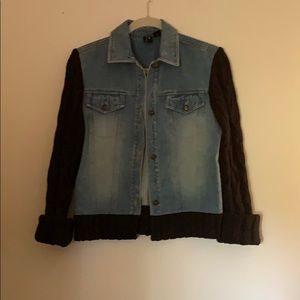 Demin jacket with black sweater sleeves